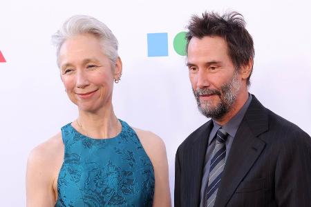 Vernissage seiner Partnerin: Keanu Reeves überrascht in Nürnberg