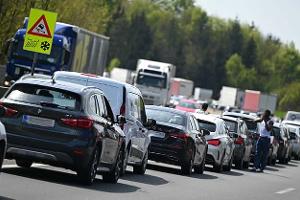 Stau auf zwei Spuren einer österreichischen Autobahn, teilweise mit Personen auf der Straße