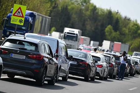 Stau auf zwei Spuren einer österreichischen Autobahn, teilweise mit Personen auf der Straße