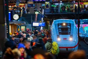 Die Deutsche Bahn muss laut einem Beschluss der Bundesnetzagentur auf hochbelasteten Strecken im Fernverkehr mehr Platz für die Konkurrenz machen. (Archivbild)