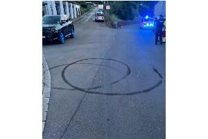 Die Unfallstelle im Kreuzungsbereich Wilhelmstraße/ Finkenweg. Nach dem Crash zeichnete der Fahrer mit seinen durchdrehenden Reifen einen Donat auf den Asphalt und flüchtete. Foto: Polizei MK