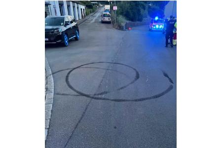 Die Unfallstelle im Kreuzungsbereich Wilhelmstraße/ Finkenweg. Nach dem Crash zeichnete der Fahrer mit seinen durchdrehenden Reifen einen Donat auf den Asphalt und flüchtete. Foto: Polizei MK