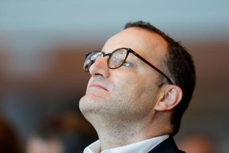 Unionsfraktionschef Jens Spahn gerät unter Druck, weil er mit seinem Mann mit Hilfe einer Leihmutter Nachwuchs bekam. (Archivbild)