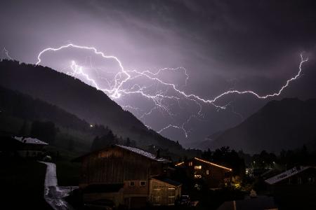 Lichtgewitter: Blitze leuchten am Himmel über dem Berner Oberland in der Schweiz.