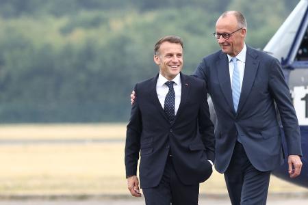 Frankreichs Präsident Macron und Bundeskanzler Merz kommen zum Deutsch-Französischen Verteidigungs- und Sicherheitsrat auf dem Fliegerhorst Nörvenich an. 