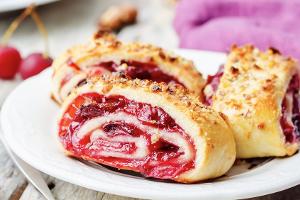 Kirschröllchen mit knuspriger Walnusskruste