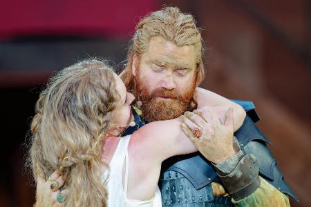Maria Dragus (Kriemhild) und Aram Tafreshain (Etzel) stehen noch bis 2. August auf der Bühne. (Archivbild)