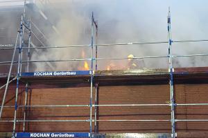 Die brennende Dämmung konnte erst gelöscht werden, nachdem der Klinker entfernt wurde