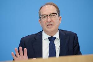 Bundesinnenminister Alexander Dobrindt hatte bereits vor einem Monat bei der Innenministerkonferenz in Hamburg von einer "hohen Bedrohungslage" gesprochen. (Archivbild)