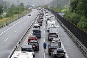 Auf der Autobahn A2 in Richtung Süden staut sich der Gotthard-Ferienreiseverkehr.