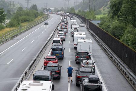 Auf der Autobahn A2 in Richtung Süden staut sich der Gotthard-Ferienreiseverkehr.
