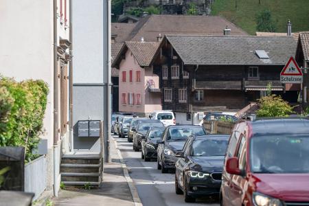 Der Ausweichverkehr aufgrund des Gotthard-Staus belastet das Dorf Amsteg.