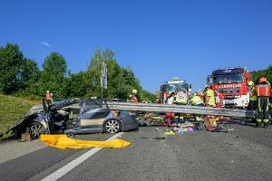 Zwei Männer starben in diesem Wrack, eine Frau wurde schwer verletzt.