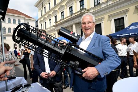 Herrmann mit einem Jammer bei Festveranstaltung "80 Jahre Bayerische Polizei" 