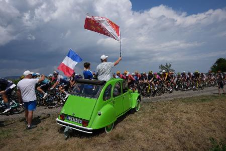 Tour de France: Fans, Fahnen, Feld – und eine Ente