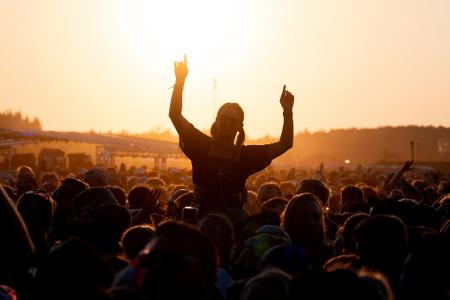 Festivalbesucher verfolgen auf dem Deichbrand Festival das Konzert des Rappers Marteria.