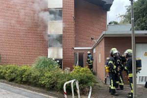Zimmerbrand in DO Löttringhausen - Sicherheitstrupp vor dem Hauszugang