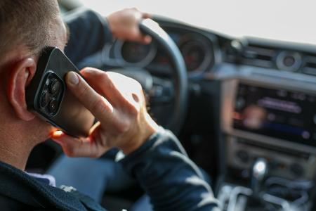 Innenraum-Überwachungssysteme in Autos sollen unter anderem verhindern, dass der Fahrer während der Fahrt ohne Freisprechanlage telefoniert. (Symbolbild)