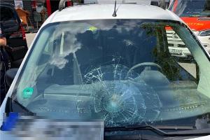 Die Windschutzscheibe des Ford ging bei dem Unfall zu Bruch.