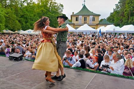 Herrliches Vergnügen frühmorgens - Katharina Mayer und Magnus Kaindl tanzen beim Kocherlball am Chinesischen Turm in München.