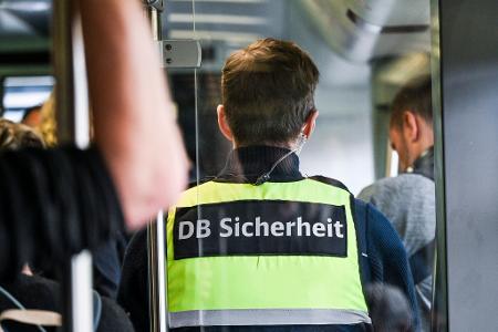Für viele Bahn-Beschäftigte gehört die Sorge vor Gewalt inzwischen zum Arbeitsalltag. (Symbolbild)