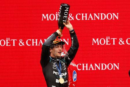 Mercedes-Pilot Andrea Kimi Antonelli feiert seinen Sieg beim Grand Prix von Belgien mit einer Champagnerdusche