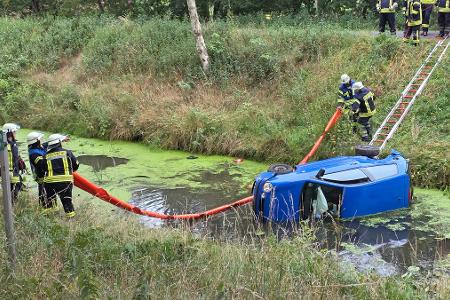 Die Feuerwehr setzt eine Ölsperre