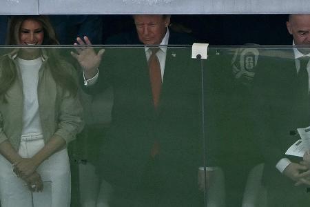 Trump sitzt im Stadion - und tätschelt den WM-Pokal