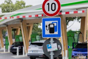 Inflationsbereinigt sind Elektroautos in den vergangenen Jahren deutlich billiger geworden. (Archivbild)