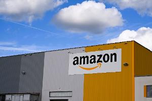 Blick auf eine Dortmunder Logistikhalle von Amazon. (Archivbild)