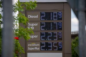 Tanken wird derzeit von Tag zu Tag teurer. (Archivbild)