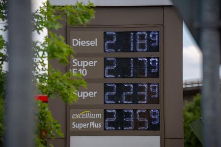 Tanken wird derzeit von Tag zu Tag teurer. (Archivbild)