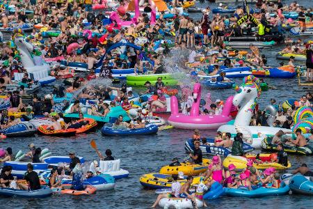 Bunte Wasserparty: Beim Fest „Nabada“ in Ulm treiben Menschen in Gummibooten die Donau hinab. 