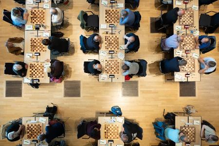 Teilnehmer spielen beim Deutschen Schachgipfel 2026 im Congress Center Dresden.