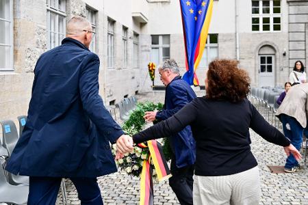 Tobias Korenke (M), Großneffe von Dietrich Bonhoeffer, entfernt während einer Gedenkveranstaltung der Bundesregierung im Berliner Bendlerblock zum Nationalen Gedenktag an den Widerstand gegen die nationalsozialistische Gewaltherrschaft den Kranz der AfD. 