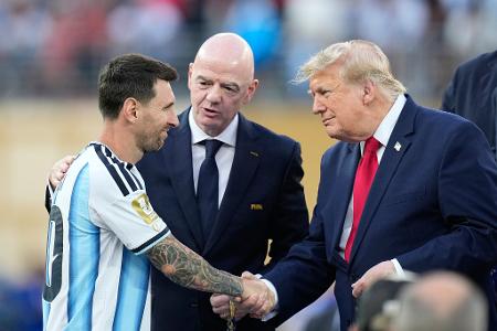 US-Präsident Donald Trump (r) gibt Lionel Messi (l) die Hand.