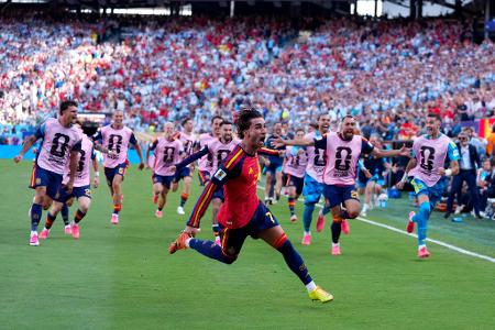 Der Spanier Ferran Torres jubelt nach seinem Tor zum 1:0. 