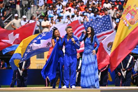 Nicole Scherzinger (l-r), Robbie Williams und Laura Pausini treten vor dem Finale auf. 