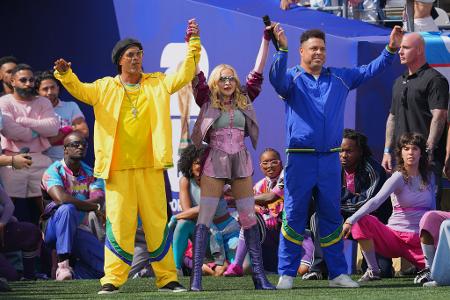Sängerin Madonna tritt mit den Ex-Fußballern Ronaldinho (l) und Ronaldo bei der Halbzeitshow auf.