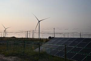 Strom aus Sonnen- und Windkraft hat gegenüber Kohle einen geringeren Anteil in Chinas Stromnetz. (Symbolbild) 