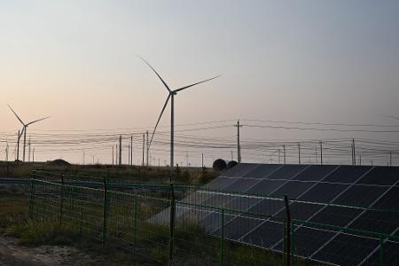 Strom aus Sonnen- und Windkraft hat gegenüber Kohle einen geringeren Anteil in Chinas Stromnetz. (Symbolbild) 
