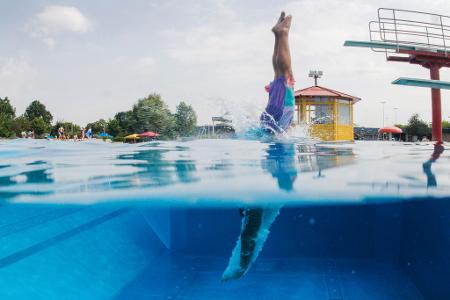 Für den perfekten Tag im Schwimmbad braucht es auch die richtige Ausrüstung, die in diesem Monat günstiger ist als noch im Jahr zuvor. (Symbolbild)