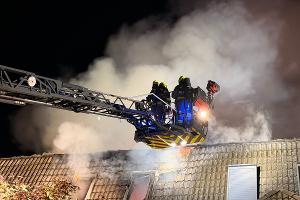 Dachstuhlbrand mit Drehleiter