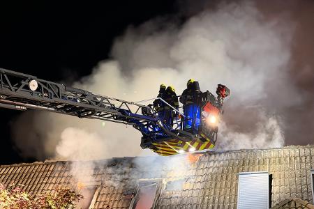 Dachstuhlbrand mit Drehleiter