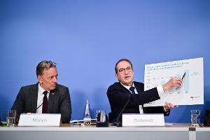 Bundesinnenminister Alexander Dobrindt (r.) und BKA-Chef Holger Münch präsentieren aktuelle Zahlen zu sexuellem Missbrauch von Kindern und Jugendlichen.  