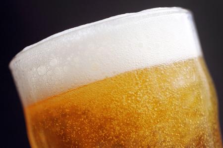 Die Konsumenten greifen seltener zum Bier. (Symbolbild)