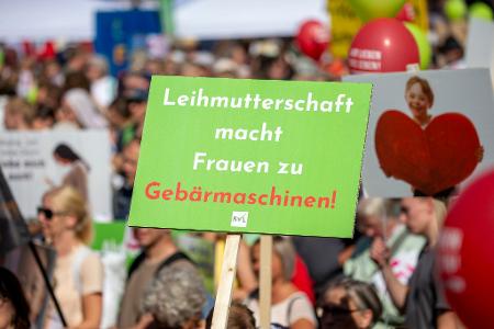 Kommerzialisierung des Kinderkriegens ist für viele Gegnerinnen und Gegner der Leihmutterschaft ein wichtiger Punkt. (Archivbild)