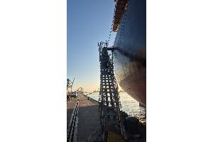 Beschädigte Gangway des 183 Meter langen Massengutschiffes