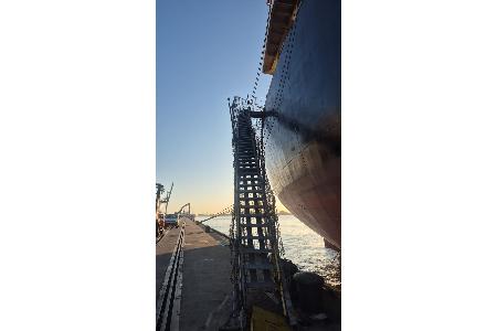 Beschädigte Gangway des 183 Meter langen Massengutschiffes