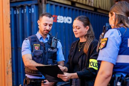 Polizistinnen und Polizisten im Einsatz.
Fotohinweis: Polizei RLP/Melcher
